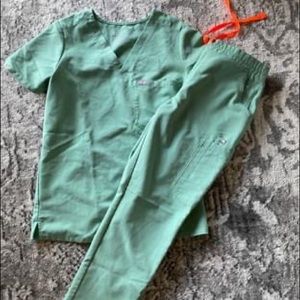 FIGS Scrubs Set